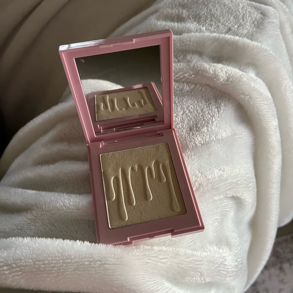 Kylie “Quartz” Pressed Illuminating Powder - Picture 3 of 4